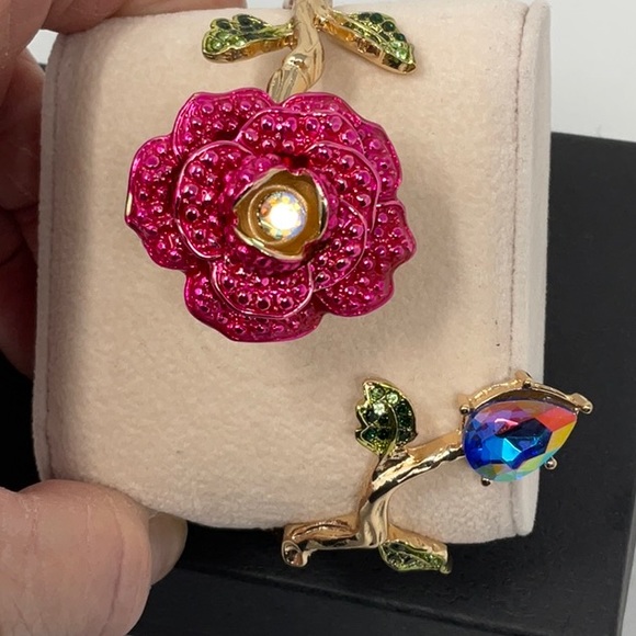 Betsey Johnson Jewelry - NWT beautiful Betsy Johnson rose and leaf bracelet